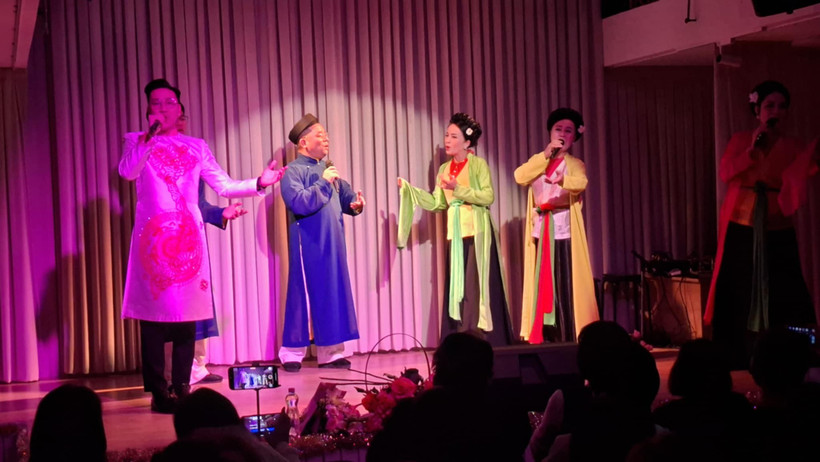 Kiều bào Việt tại Budapest xúc động với chương trình nghệ thuật dân tộc đón Xuân